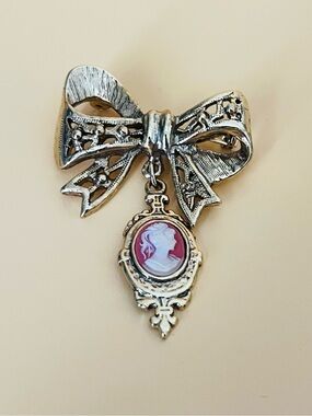 Gold-Tone Bow and red Cameo brooch, vintage